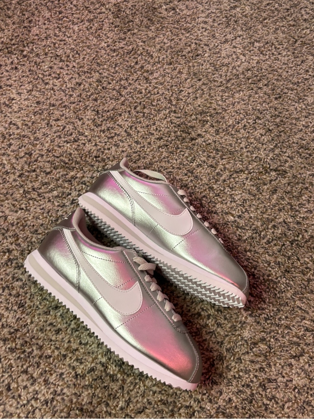 NEW Nike Cortez Women’s Size 7 Metallic Silver White Grey Fog Sneakers - Picture 3 of 8